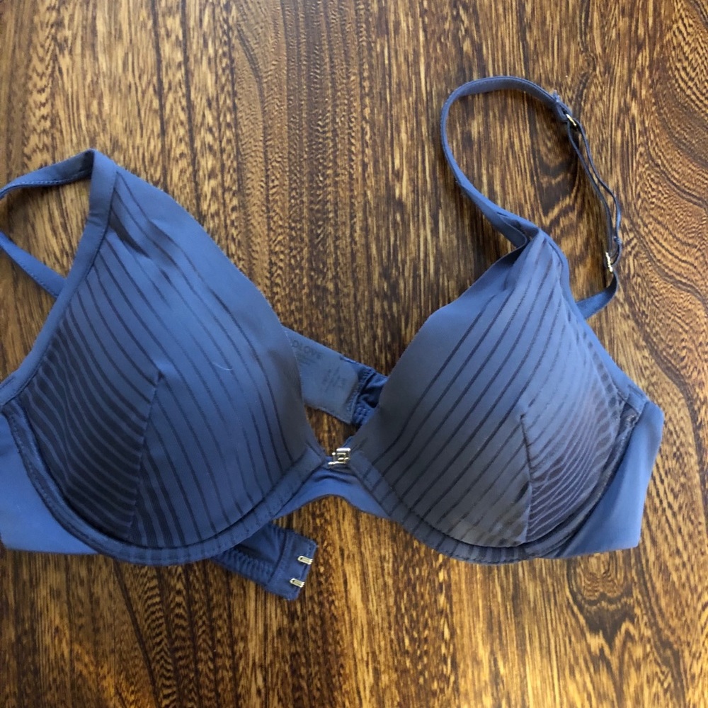 Seamless stripe plunge bra